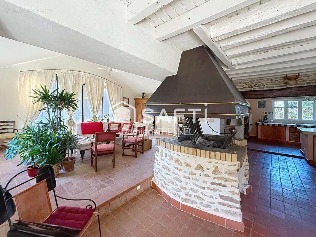 Maison 240 m² à Neuilly-En-Dun  - photo 2