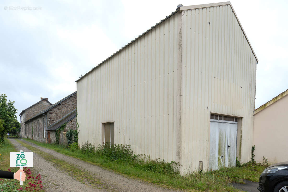 Parking à LA BOISSIERE-DE-MONTAIGU