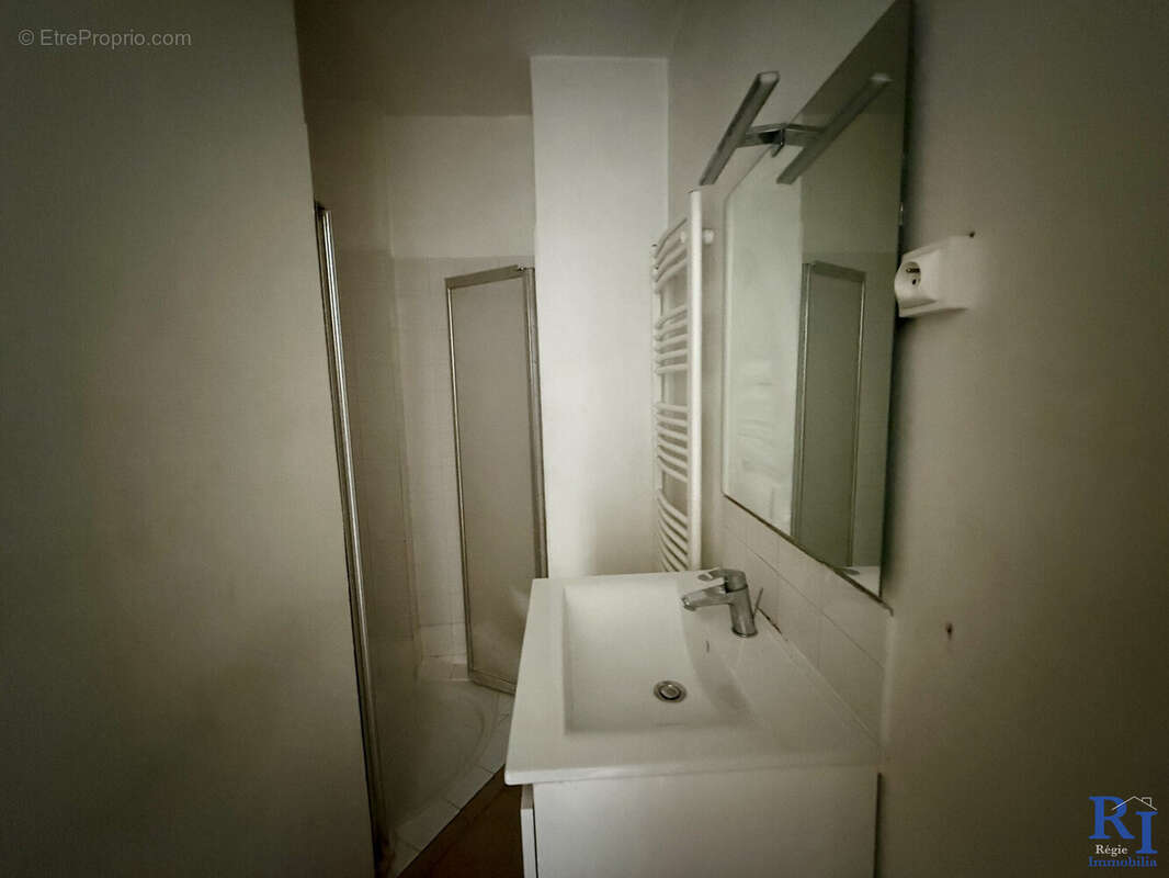 Salle de douche - Appartement à GRENOBLE