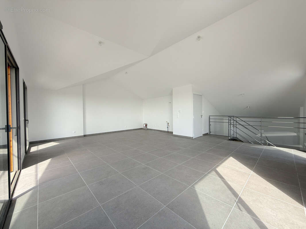 Appartement à LA TOUR-DE-SALVAGNY