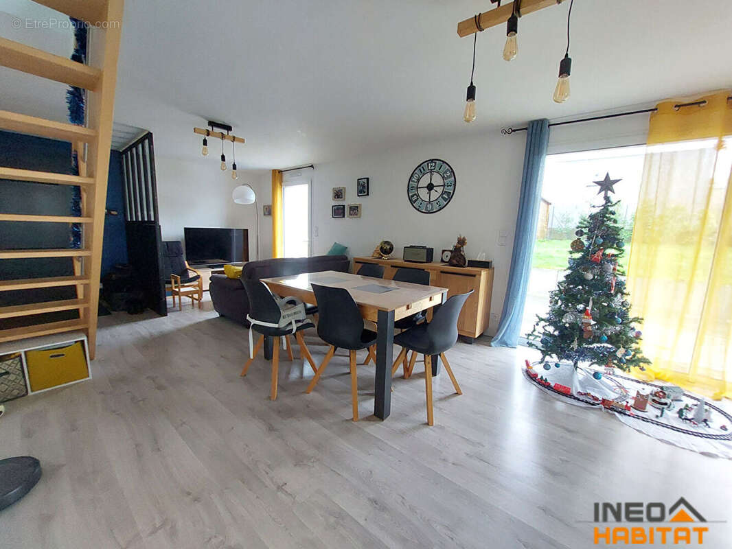 Maison à MEZIERES-SUR-COUESNON