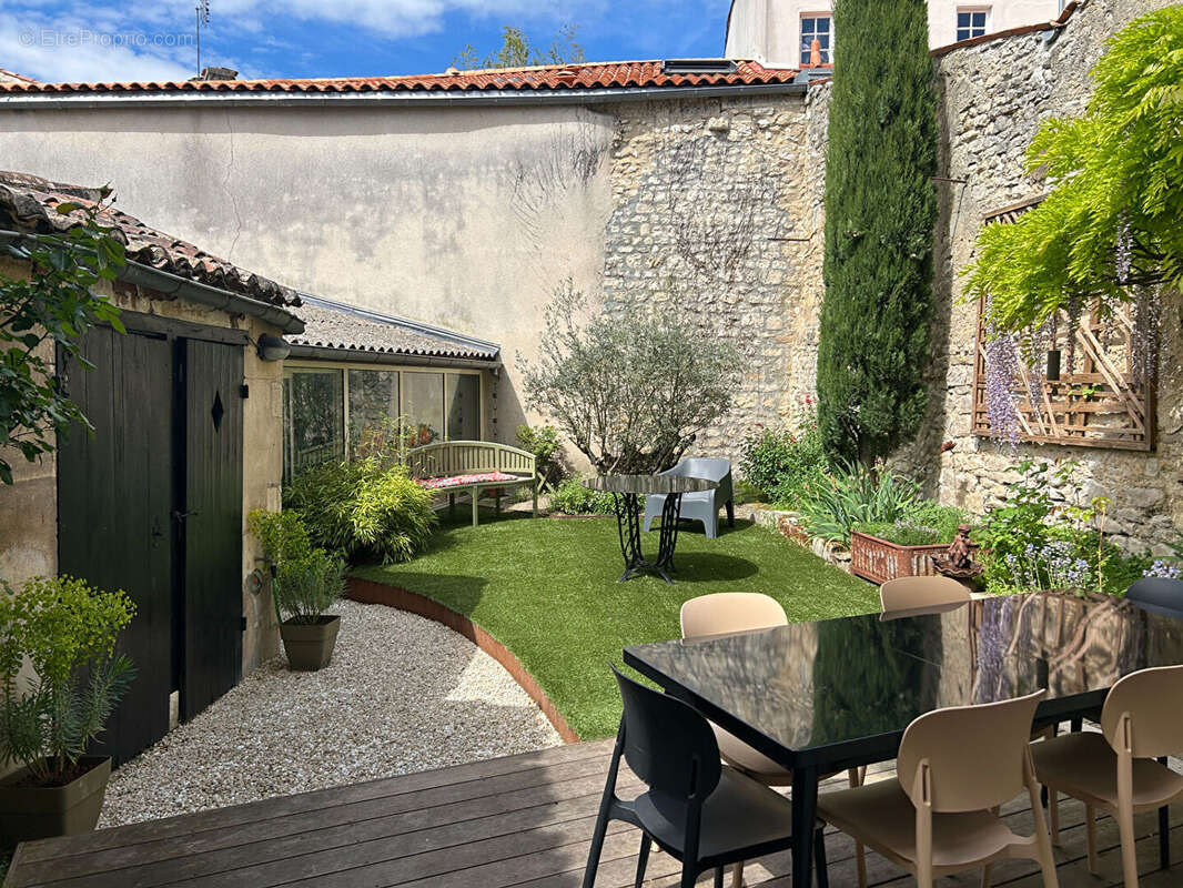 Nouveau prix - Élégante maison de ville de 6 chambres en centre-ville avec jardin - photo 2