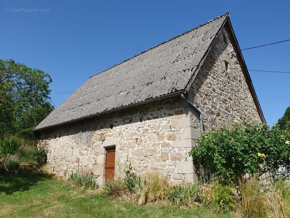 Propriété d'exception en xaintrie, 2,2 ha bois et prés attenants, dépendance ,trés bon état . - photo 17