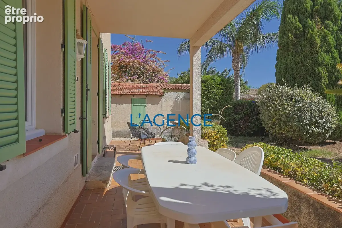 Port de carqueiranne - maison de caractere avec terrain + garage - photo 4