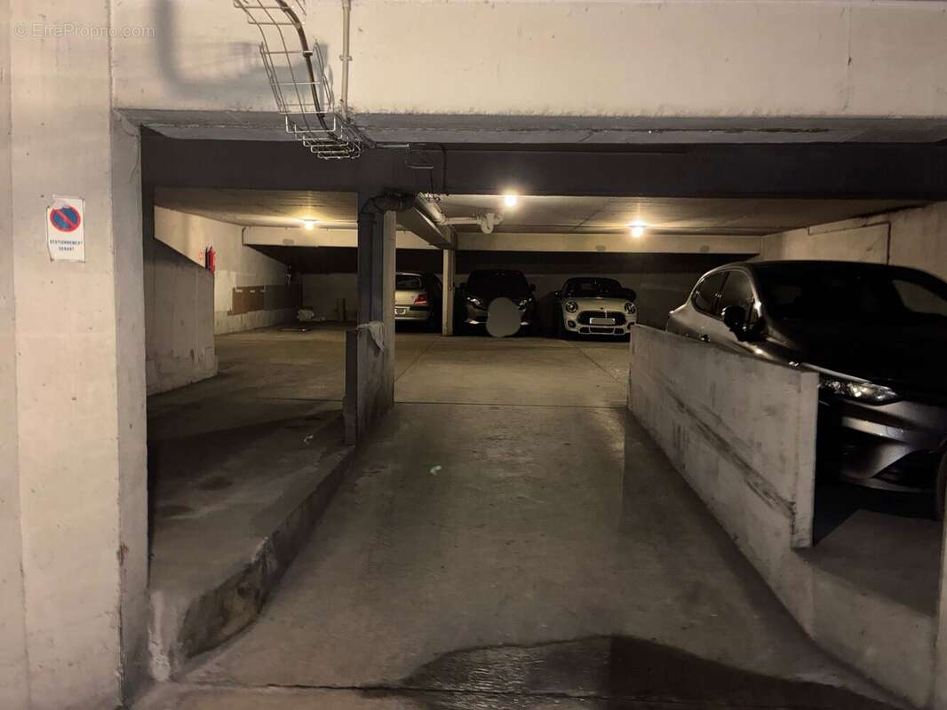 Parking à PARIS-16E