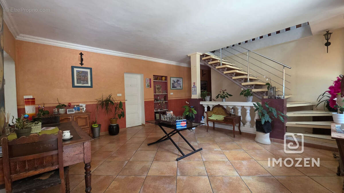 Propriété 334 m2 - 7 082 m2 de terrain -activité locative existante - photo 5