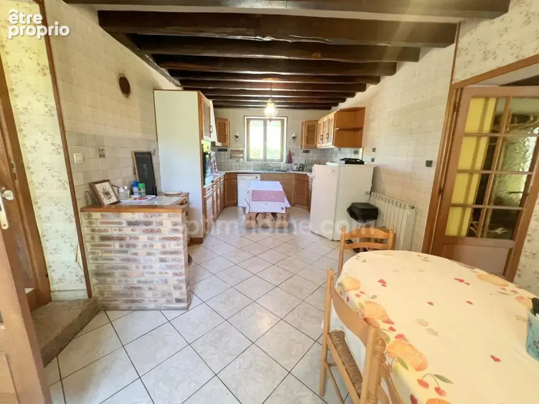 Au coeur du charmant village de Poulaines, une authentique longère de 6 pièces accompagnée de ses dépendances, offrant un cadre  - photo 4