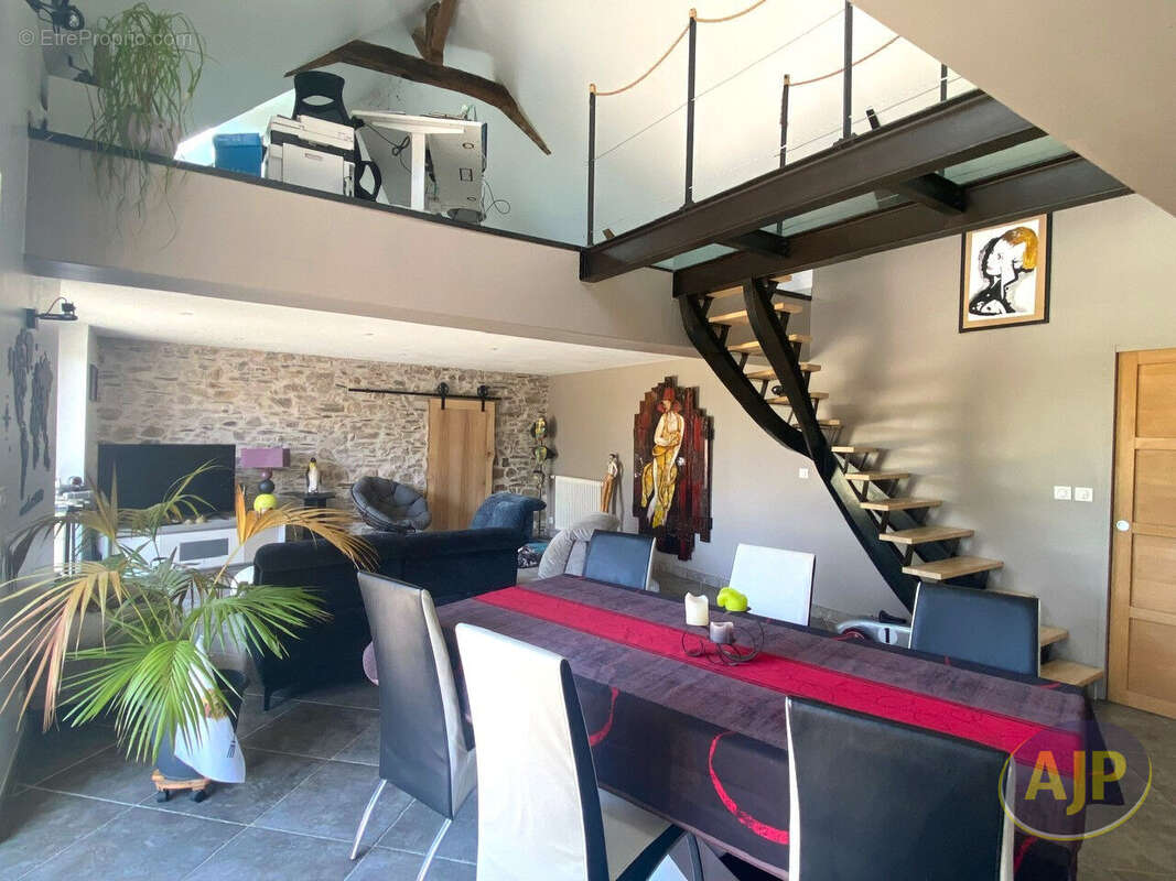 Maison à LA MEMBROLLE-SUR-LONGUENEE