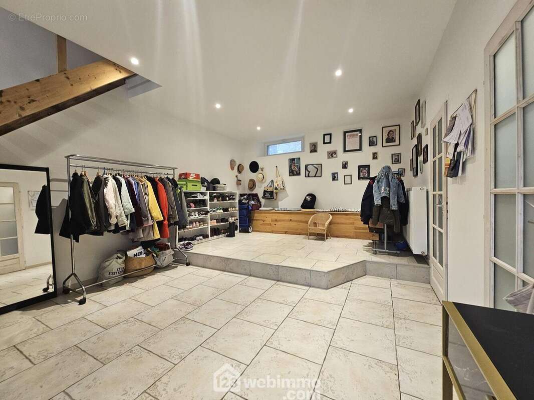 Une entrée vaste et lumineuse qui donne le ton dès l?arrivée - Maison à BOUFFIGNEREUX