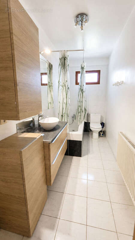 Maison au coeur du centre-ville, sur un magnifique terrain arboré de 824 m². - photo 9