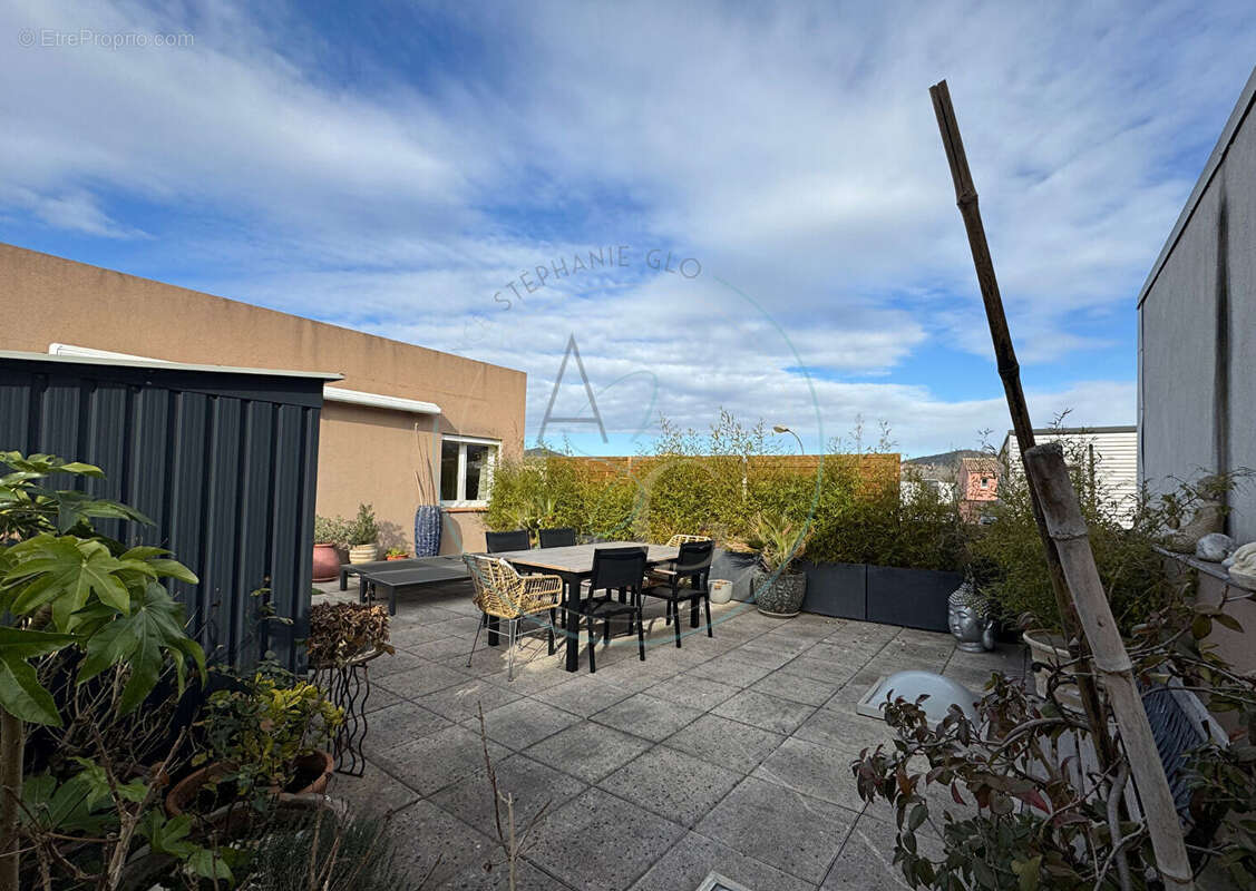 COGOLIN - Maison de 196 m² avec locaux commerciaux de 35.80 m² - photo 10