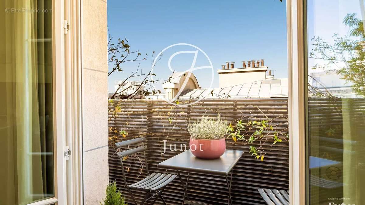 Appartement à PARIS-16E