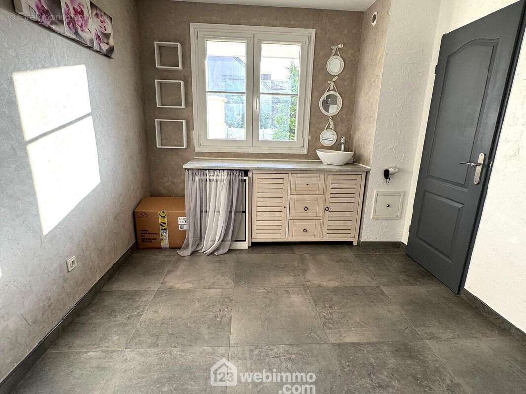 Passons au bureau/chambre du rez-de chaussée, donnant accès au garage - Maison à BONDOUFLE