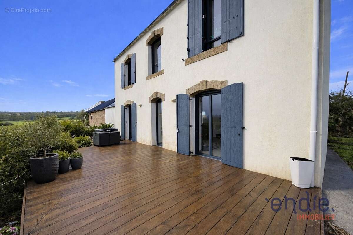 Commerce à PLONEVEZ-PORZAY