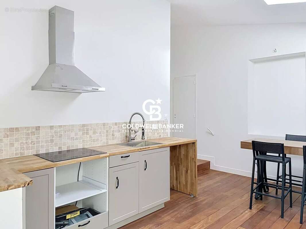 À deux pas du Vieux-Port, un appartement rénové aux volumes généreux - photo 11