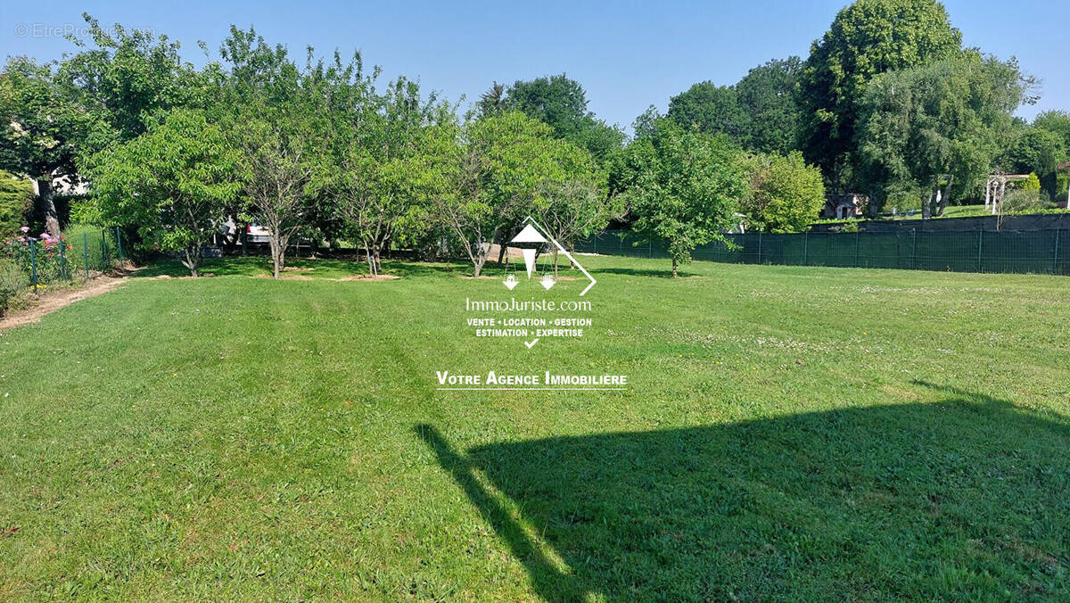 Terrain à SAINT-JUNIEN