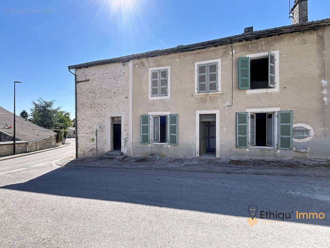 Maison à ROUVRES-LES-VIGNES