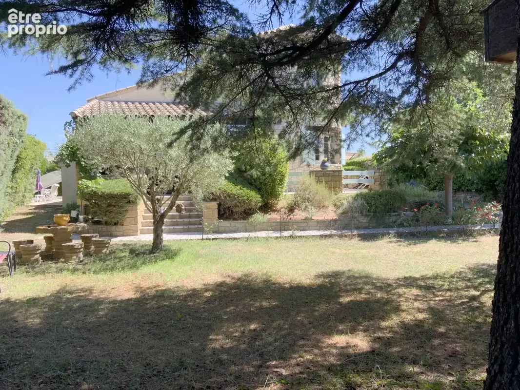 Villa cossue située à Uzès avec terrain de 1400 m2 avec piscine. - photo 11