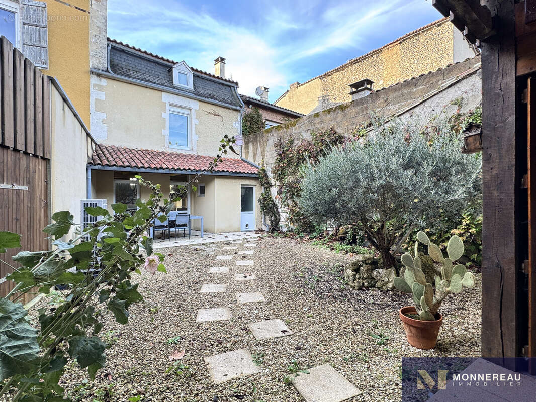 Maison à BARBEZIEUX-SAINT-HILAIRE