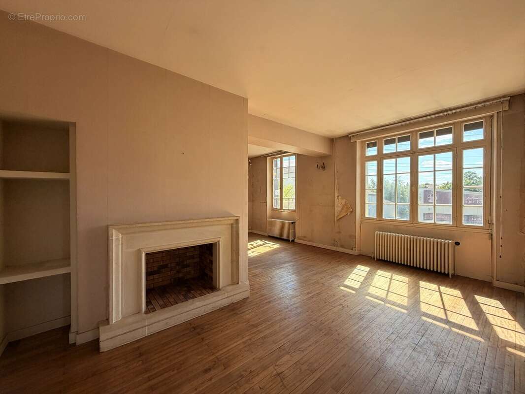 Maison de ville avec garage et beau potentiel au cœur de Ruffec - photo 5