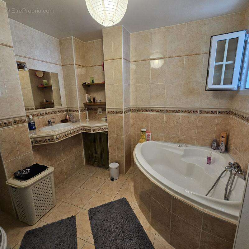 Maison à CHAMPAGNE-LES-MARAIS