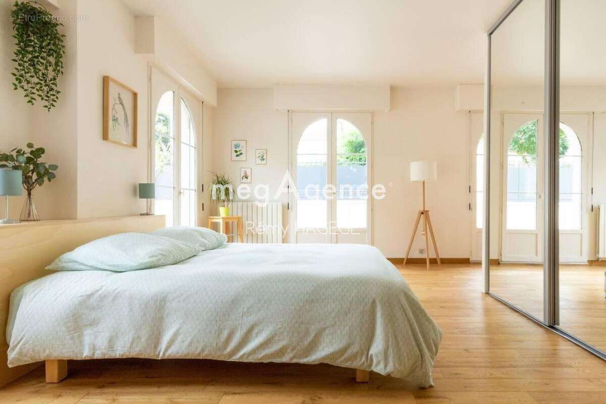 Appartement à LA GARENNE-COLOMBES