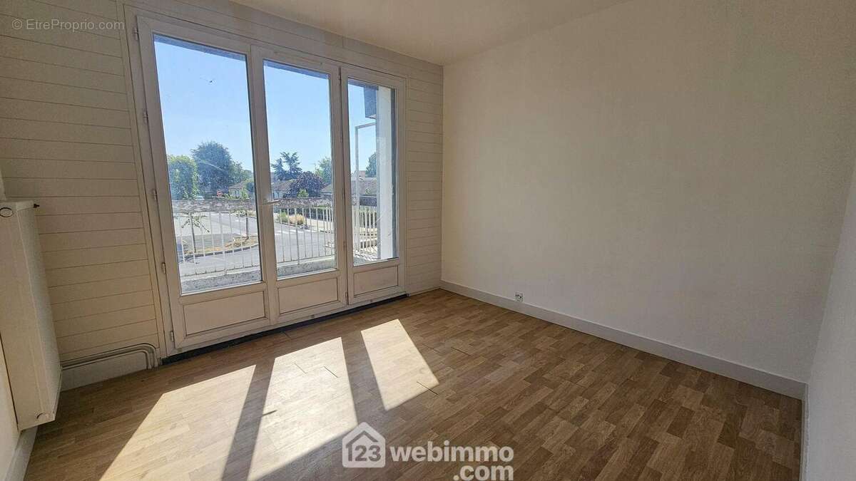 Une chambre de 10 m² avec son balcon.