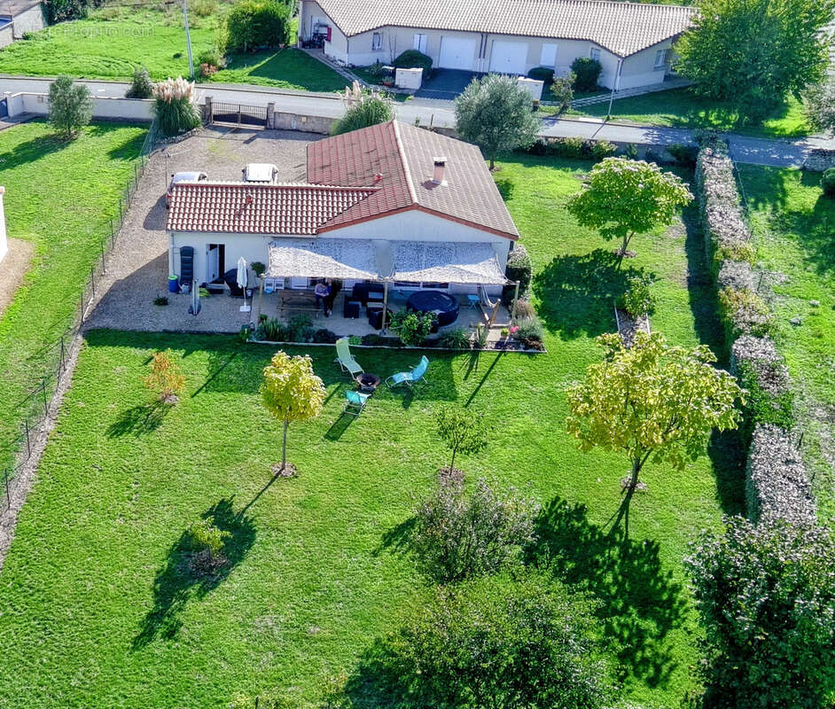 Maison à AMBERRE