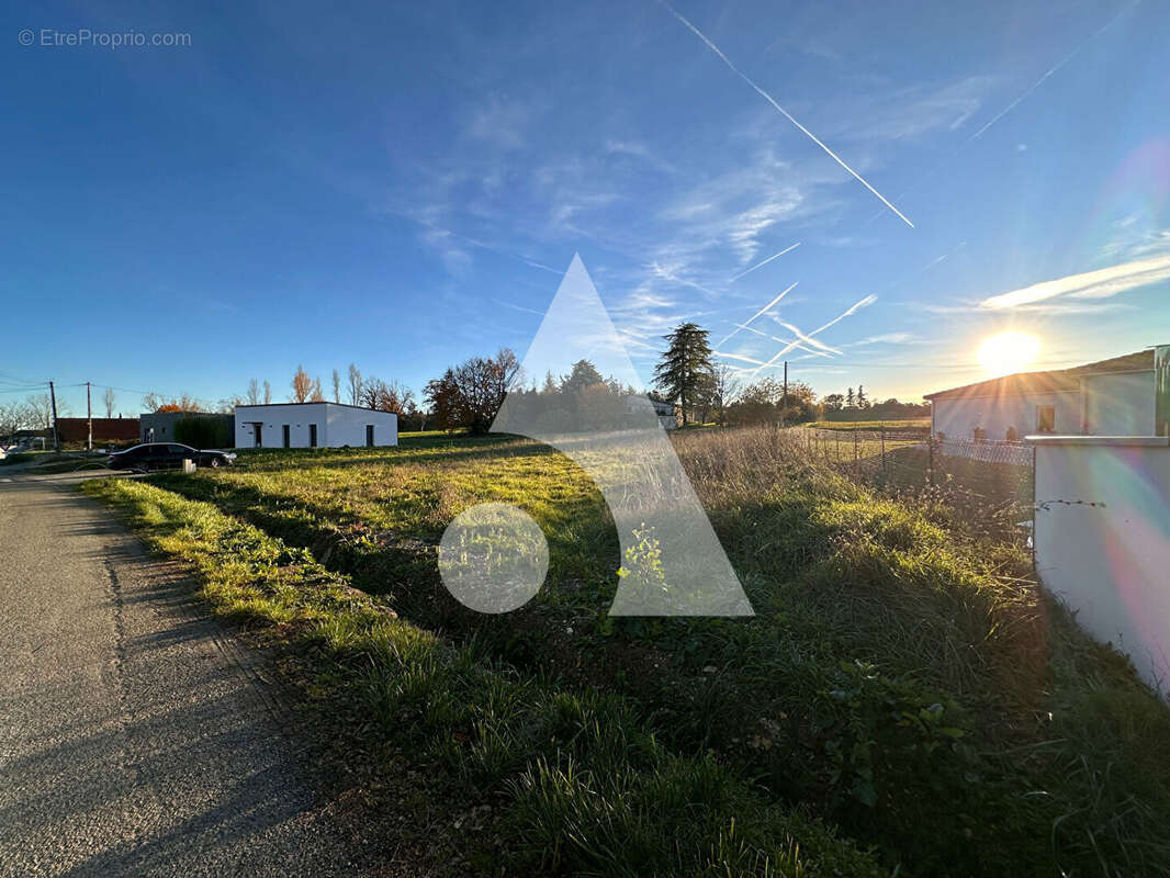 Terrain à CASTELNAU-MONTRATIER