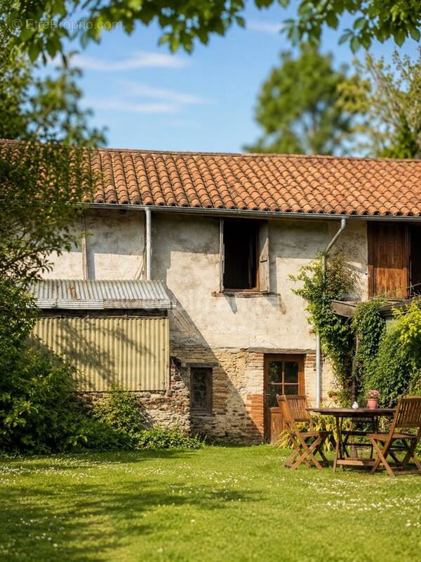 L'Isle En Dodon – Maison de village mitoyenne à rénover avec 700 m² de terrain, toiture neuve et fort potentiel - photo 1