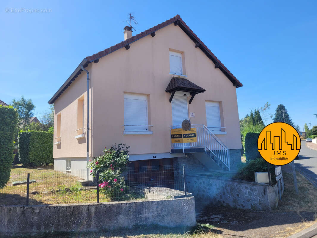 Maison à LE MONTET