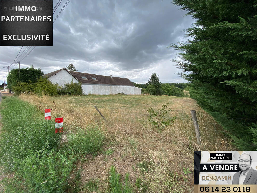 Terrain à SAINT-REMY-EN-ROLLAT