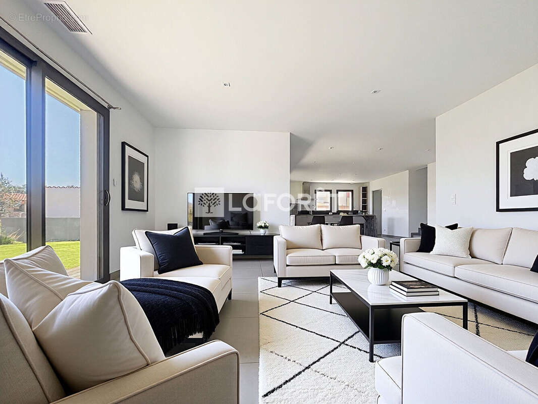 Maison à SAINTE-COLOMBE-DE-LA-COMMANDERIE