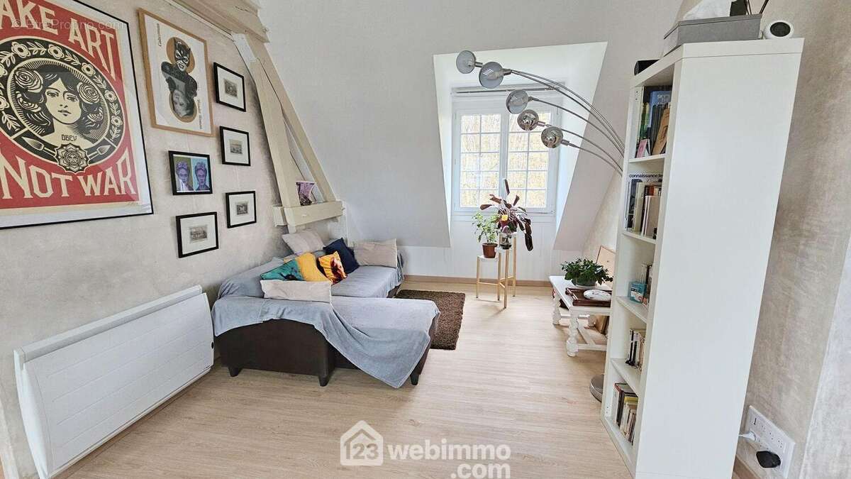 Un espace salon avec une vue sur la forêt.. - Appartement à SAMOREAU