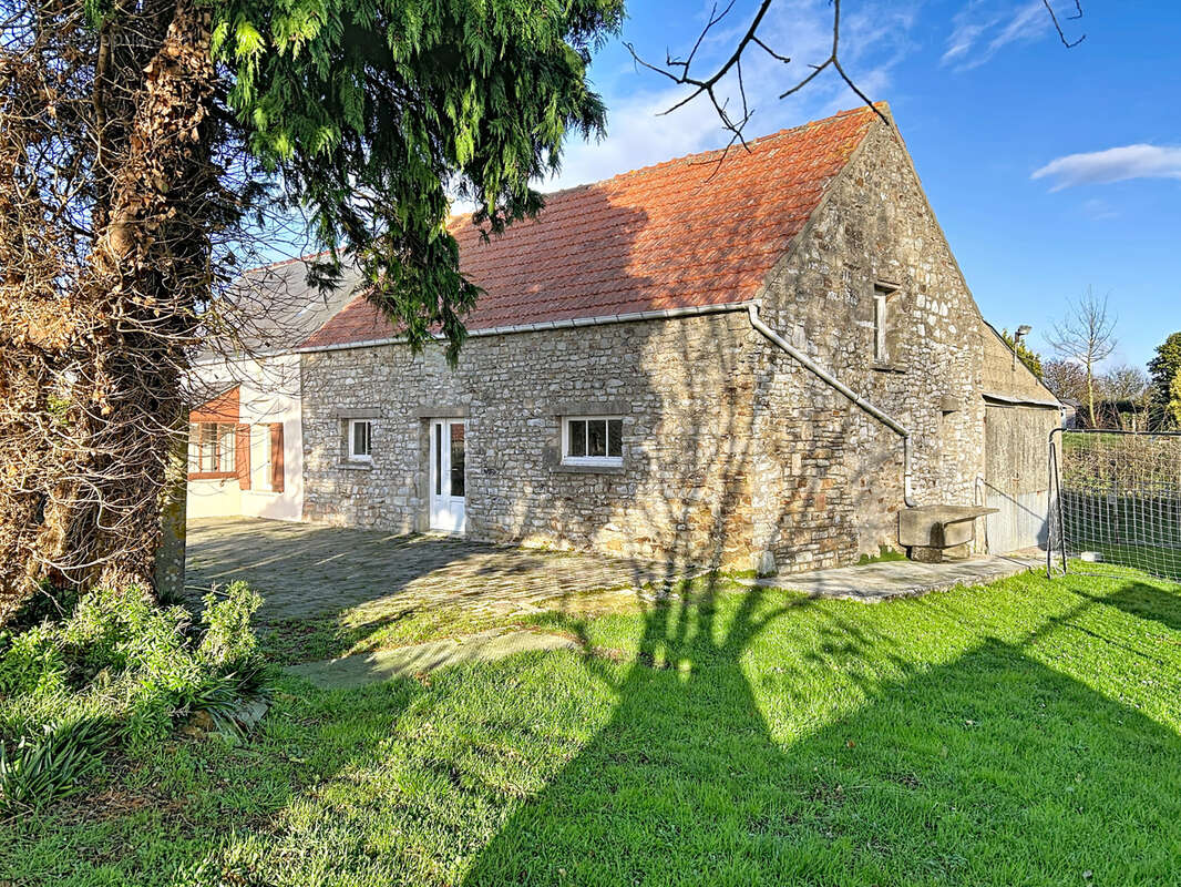 Maison à LES MOITIERS-D'ALLONNE