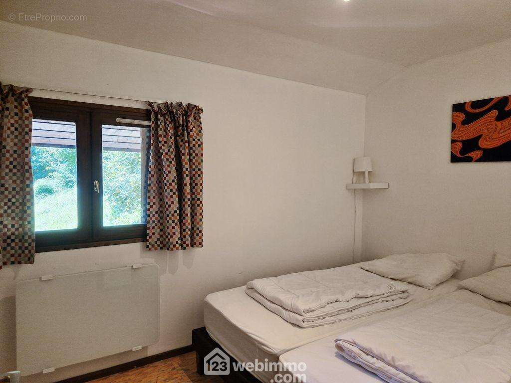 Il est composé de 6 chambres. - Maison à LA LECHERE