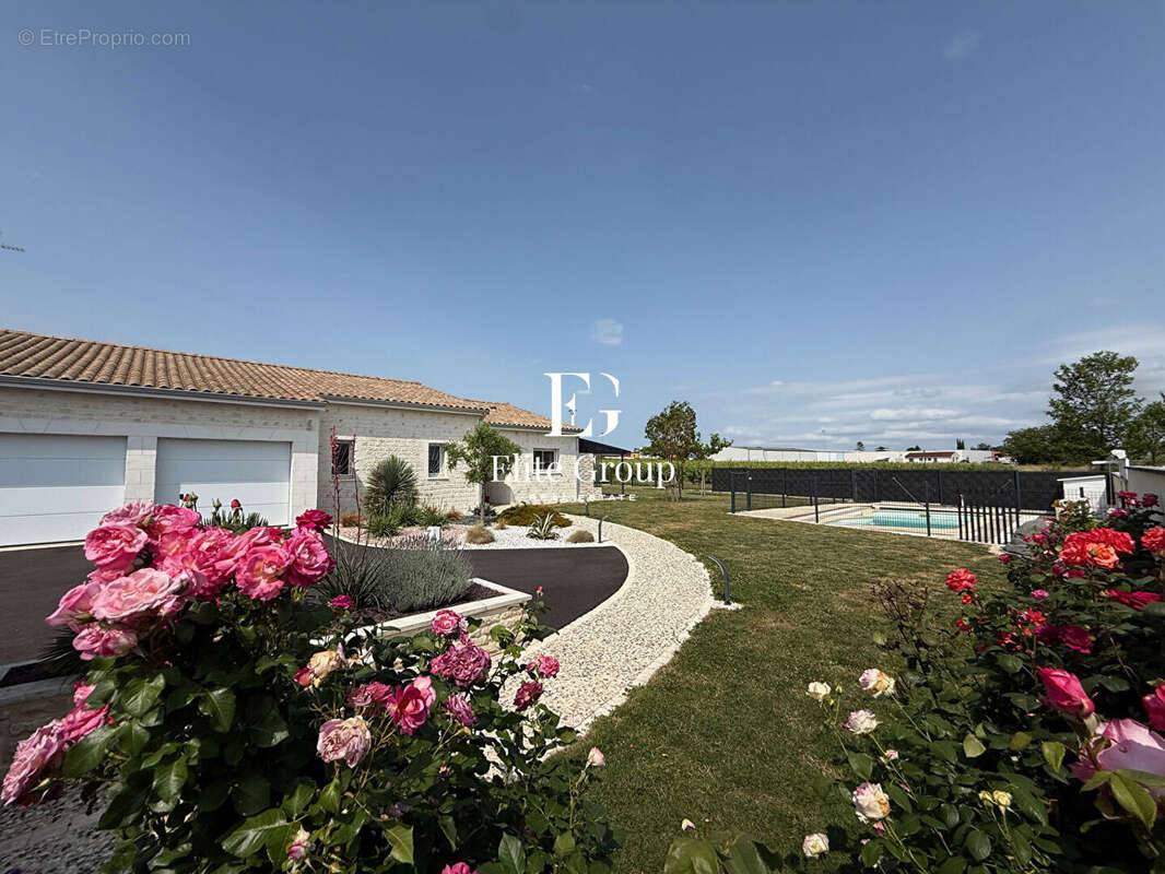 A VENDRE très joli pavillon avec piscine à Jarnac 126 m2 - photo 11