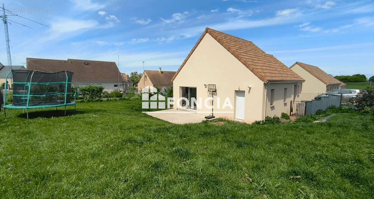 Maison à CONLIE