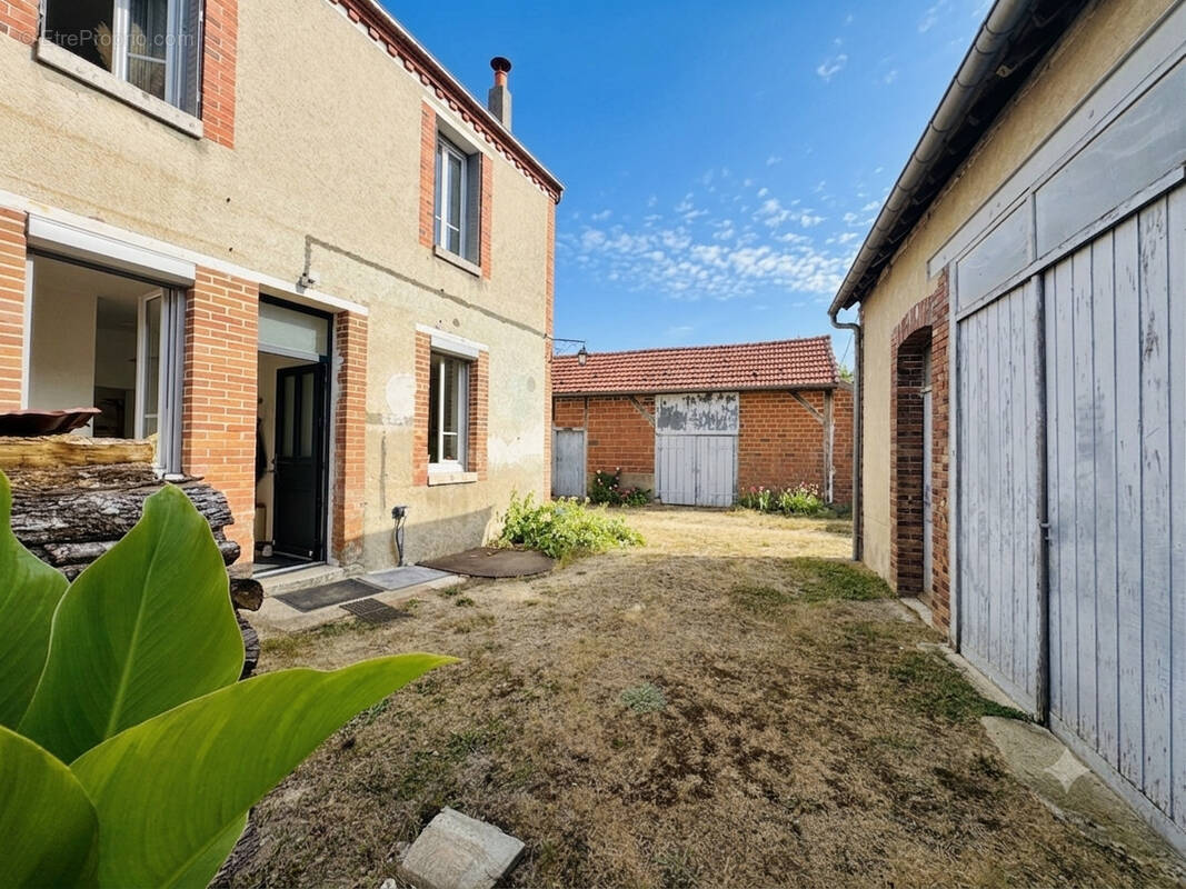 Maison à CHEVILLON-SUR-HUILLARD