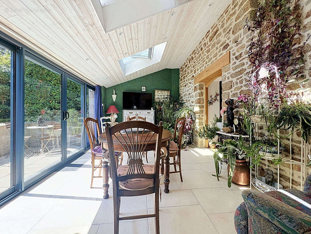 Maison en pierre rénovée, jardin clos et vie de plain-pied à Roz-sur-Couesnon Baie du Mt St Michel - photo 2