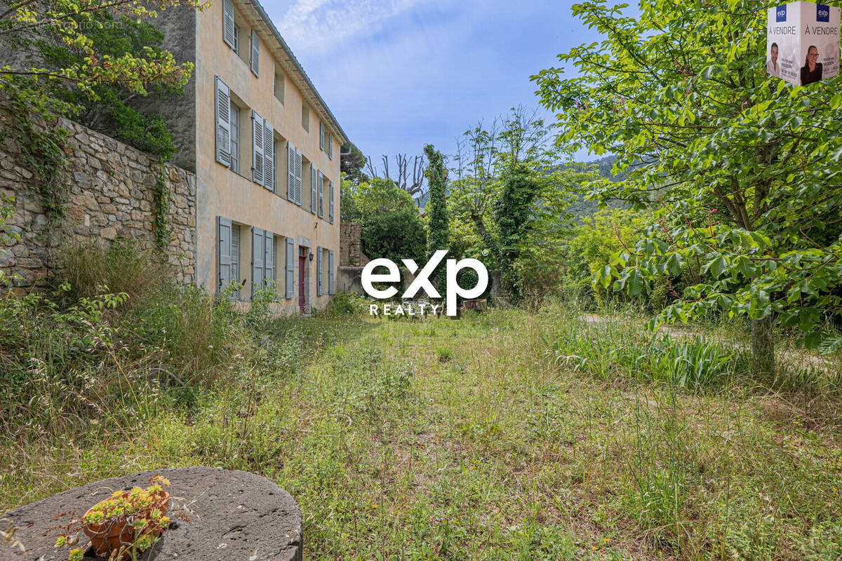 Maison 255 m² à Le Revest-Les-Eaux  - photo 1