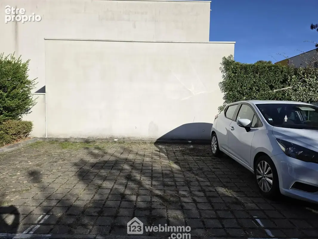 Une place de parking réservée en surface