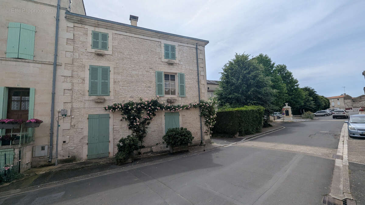 Maison à MAGNE