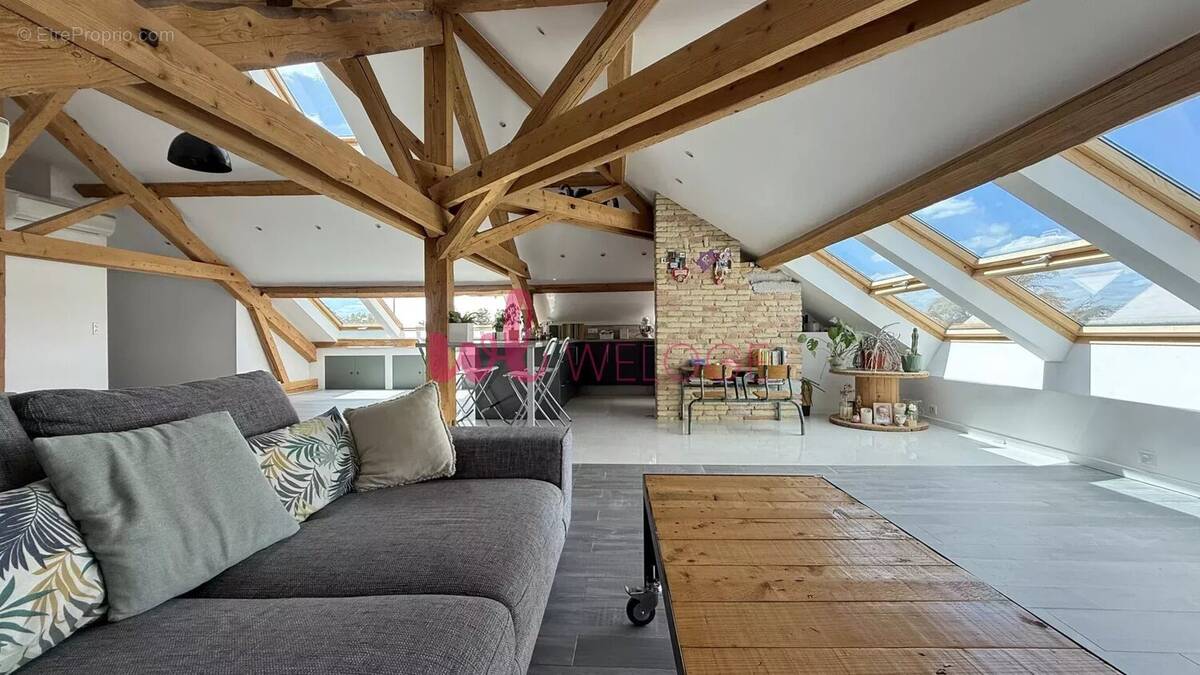 Appartement à JONS