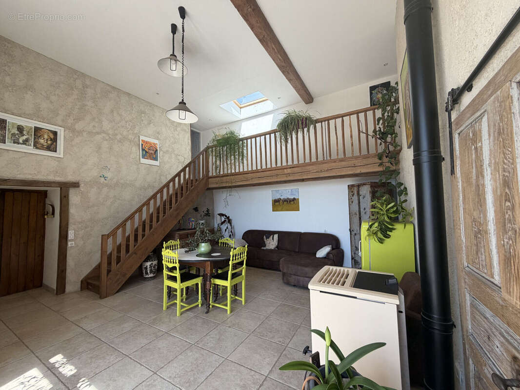 Maison 322 m² à Saint-Paul-De-Vezelin  - photo 3