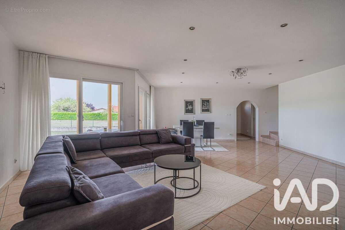 Maison 131 m² à Saint-Etienne-De-Saint-Geoirs  - photo 8