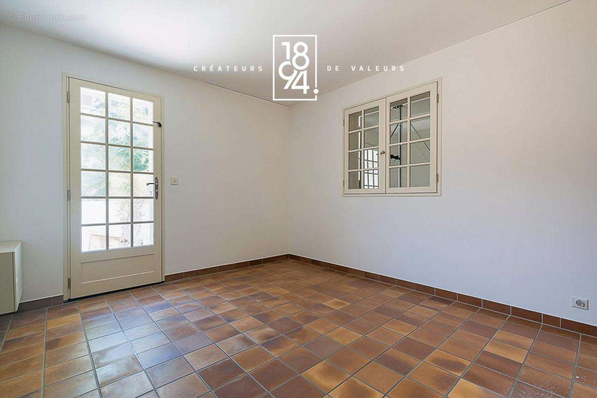 Maison familiale d'environ 160 m² avec piscine édifiée sur un terrain de 1 430 m² entre Eoures et Aubagne 13400 - photo 10