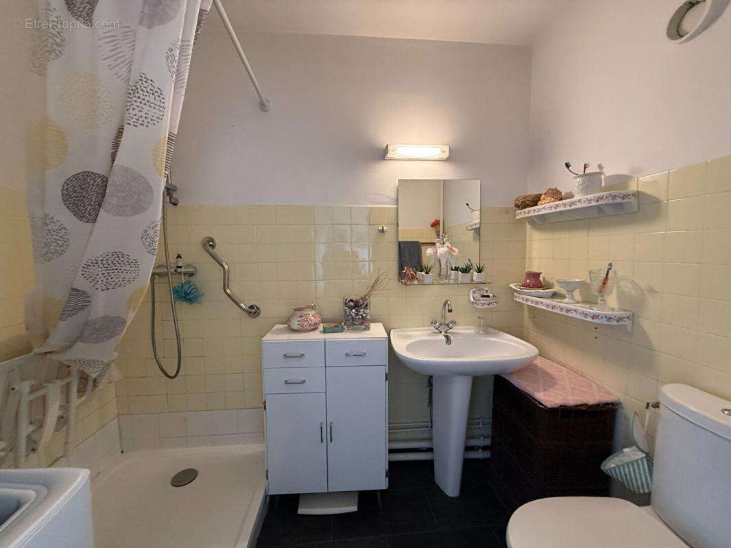 Très beau T2 avec ascenseur, balcon et vue sur le canal - photo 6