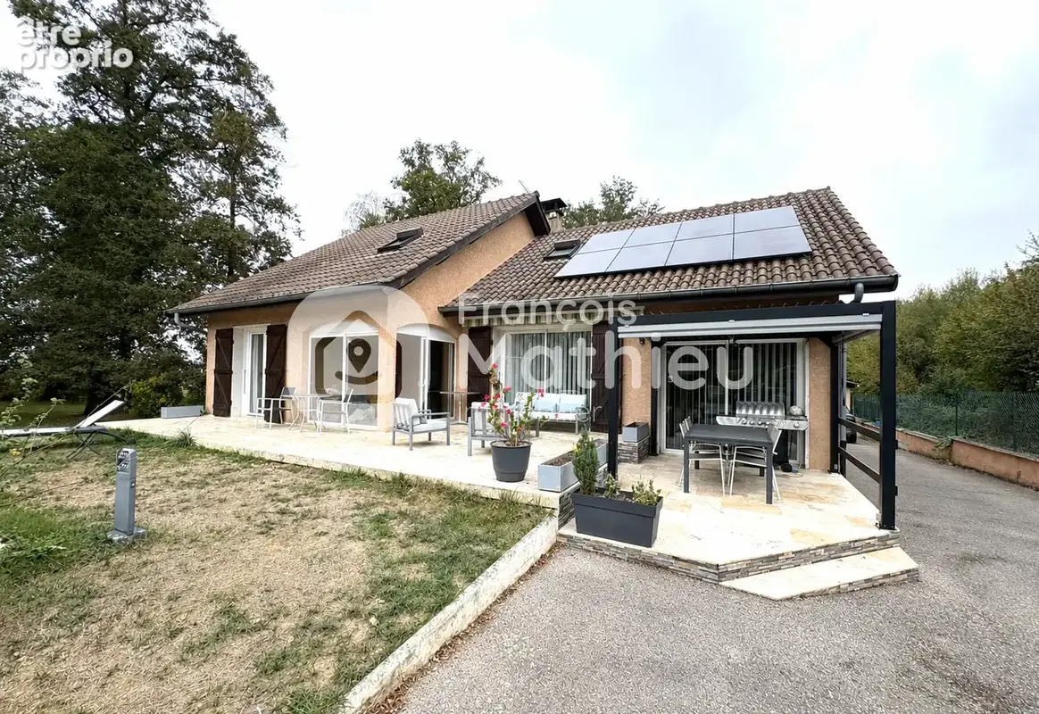 SAVIGNEUX - Maison à étage d'environ 166 m2 habitables - 5 chambres - garage - terrain d'environ 3690 m2 - photo 1