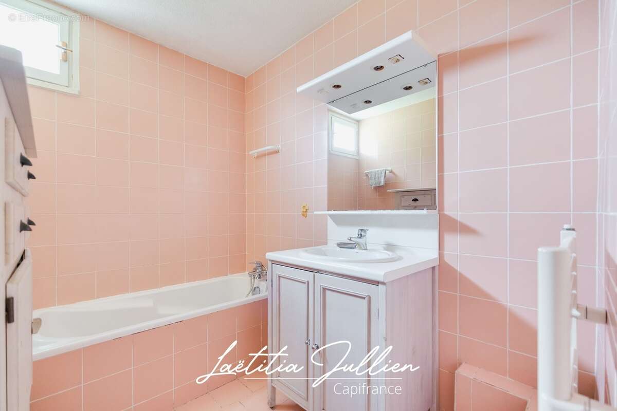 En exclusivité par Laëtitia JULLIEN – Marseille 10ème – Les Collines – T4 traversant de 83,83 m² avec balcon et loggia au pied d - photo 18